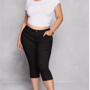 Chic Black Distressed Capri Jeans